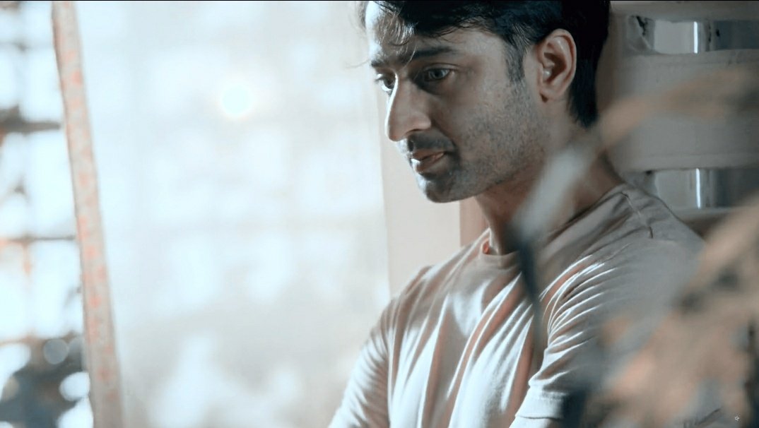 But for how long?How long will Abir carry on this facade now that even his sister's life is in stake?How much to endure?All the walls are closing up on him& It's about time,He breaks Down.I dont want that.I know he will rise n shine #YehRishteyHainPyaarKe