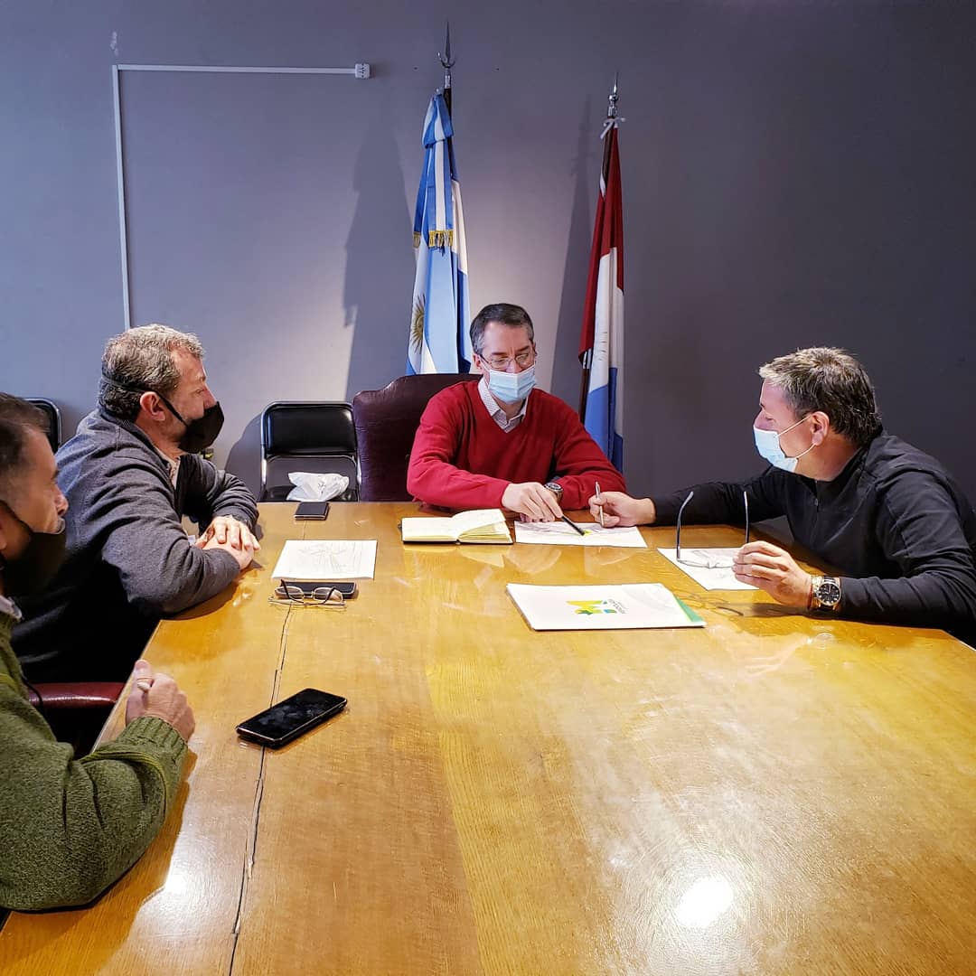 danielsalibi's tweet photo. #Cuarentena
Nos Reunimos con el Presidente de #Vialidad del @gobdecordoba Ing. #MartinGutierrez para dar inicio a las #Obras de #Bacheo y #PinturaVial sobre la Ruta Pcial E-57 San José de Calasanz
#SimplementeGestion
#NosotrosTeCuidamos
#QuedateEnCasa https://t.co/wIO1ywkTsF