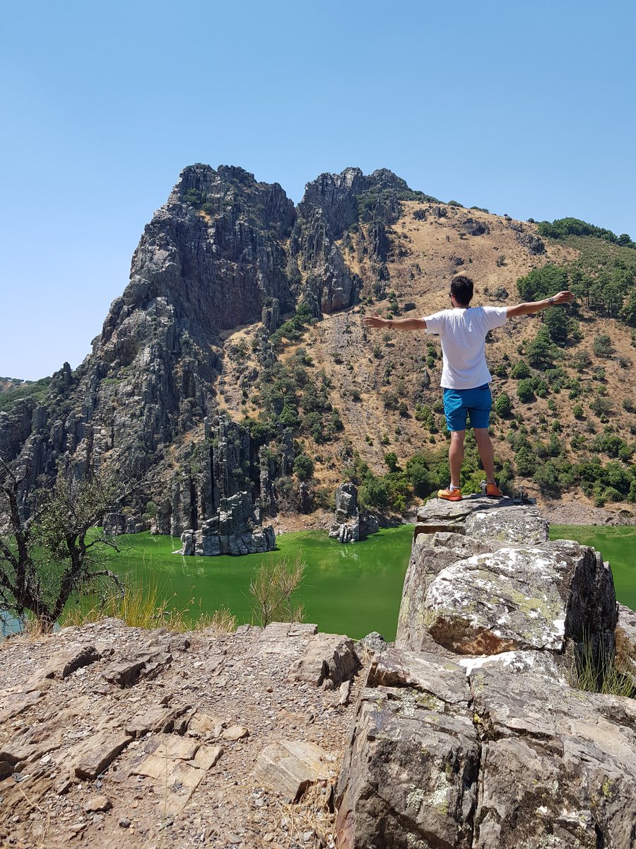 MochilaExpres's tweet photo. Pocos paisajes me han sorprendido tanto como el PN de #Monfragüe Los buitres y águilas reales sobrevolando los riscos y el agua verde es algo que me costará olvidar. #Extremadura https://t.co/HFnc65pJU7