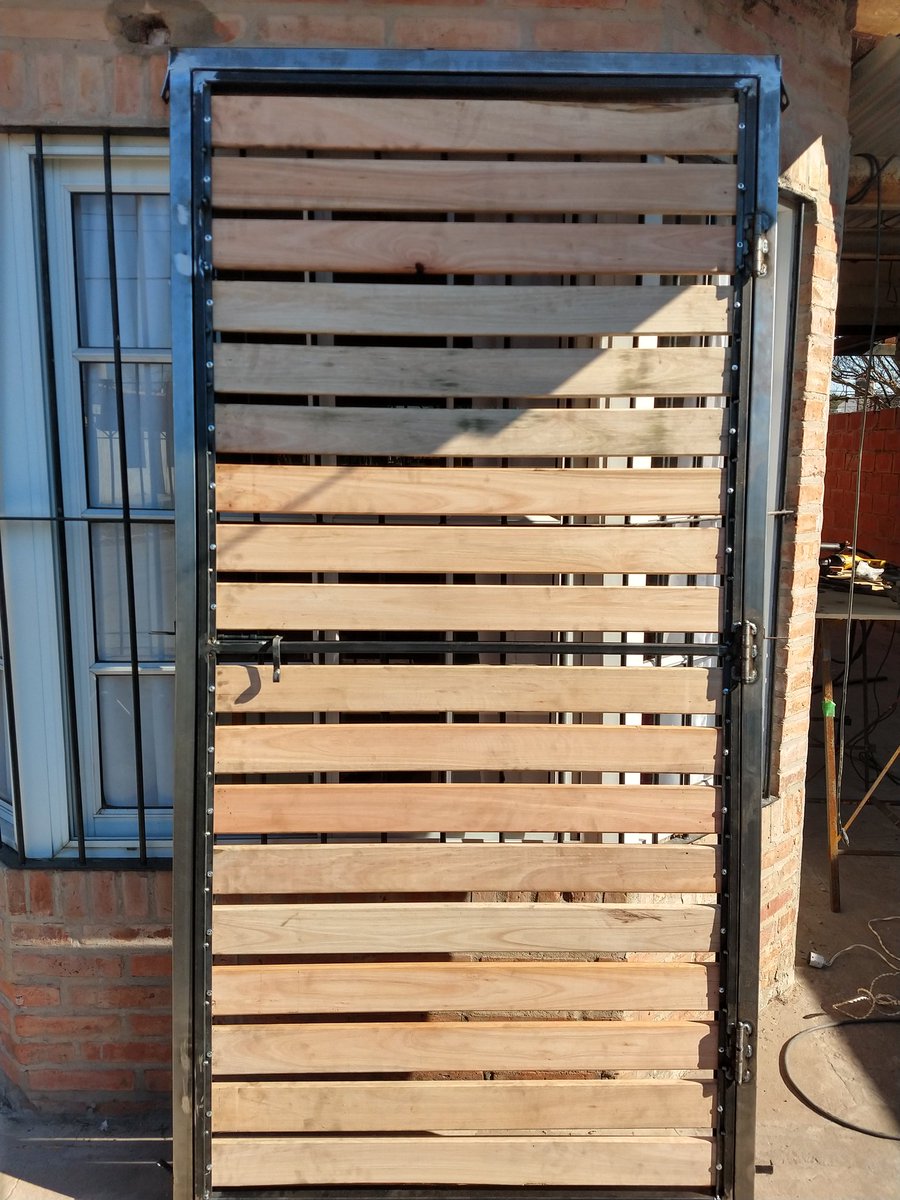 Mi papá se quedó sin trabajo y esta haciendo trabajos de herreria. Es súper detallista. Por favor compartan se los agradecería (3487340062)