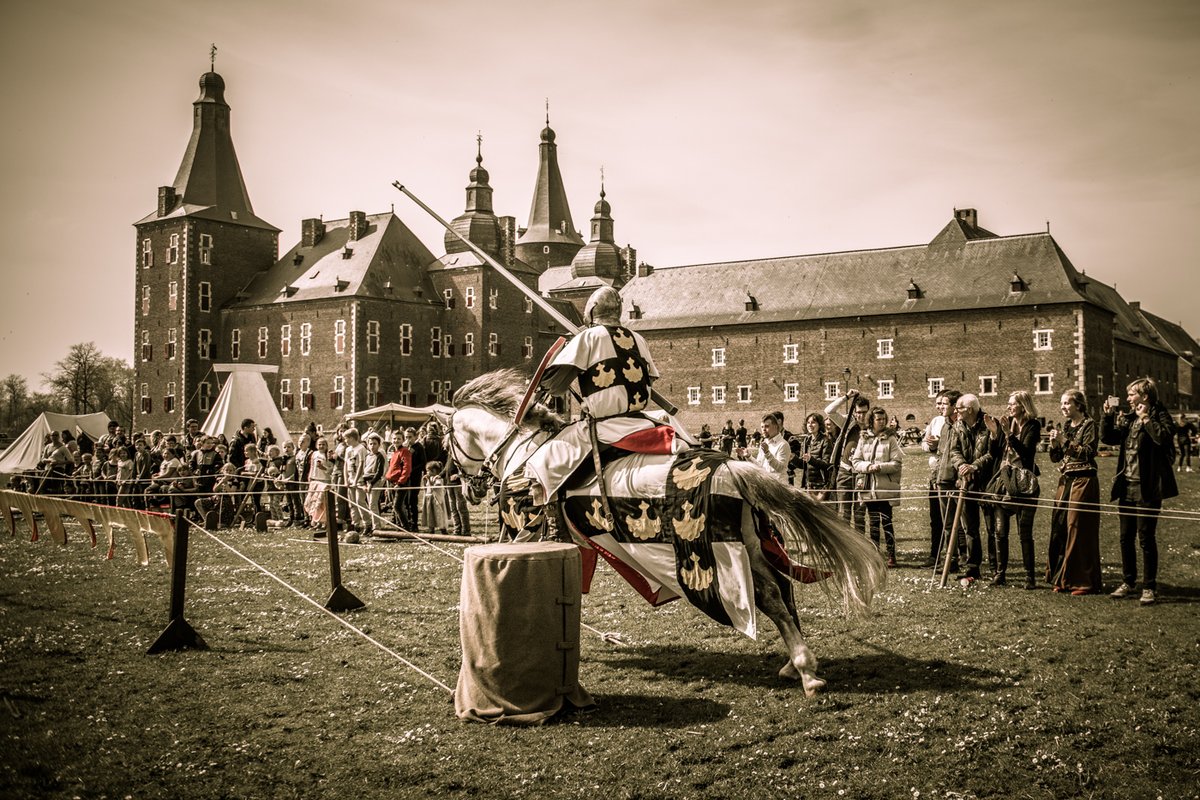 KasteelHoen's tweet photo. De komende 3 weekends zouden de Ridders te Paard weer hun shows geven op de kasteelweide. Door de Corona-maatregelen hebben we deze shows echter moeten annuleren. Maar er is en blijft voldoende te speuren en spelen in en om het kasteel deze zomervakantie. Kijk nog even mee terug. https://t.co/UQBViGXfT8