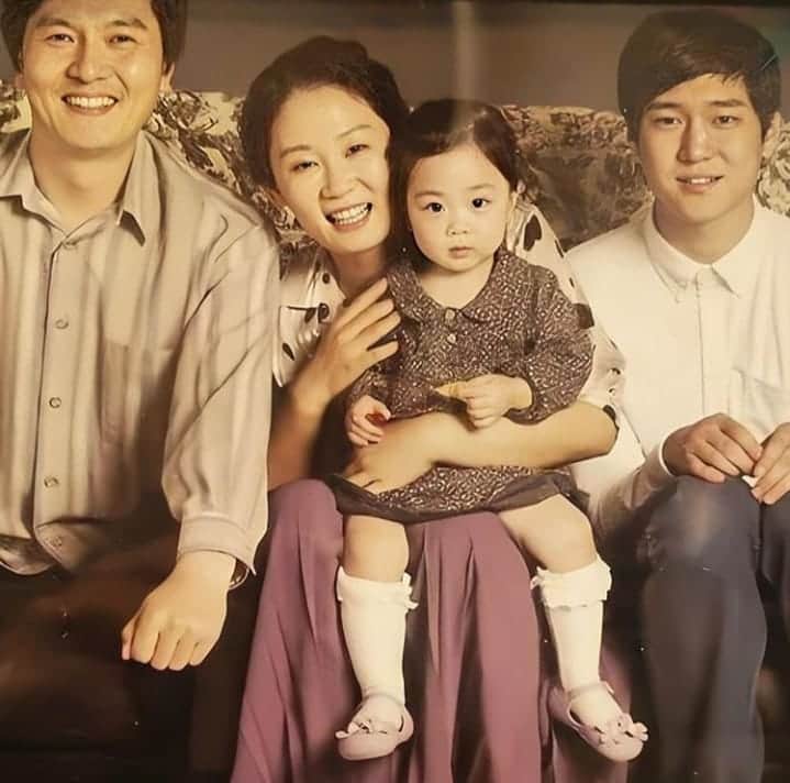 reply88s's tweet photo. i saw sunwoo's original family picture on fb and im crying 😭😭😭 https://t.co/yEd80j2OVU