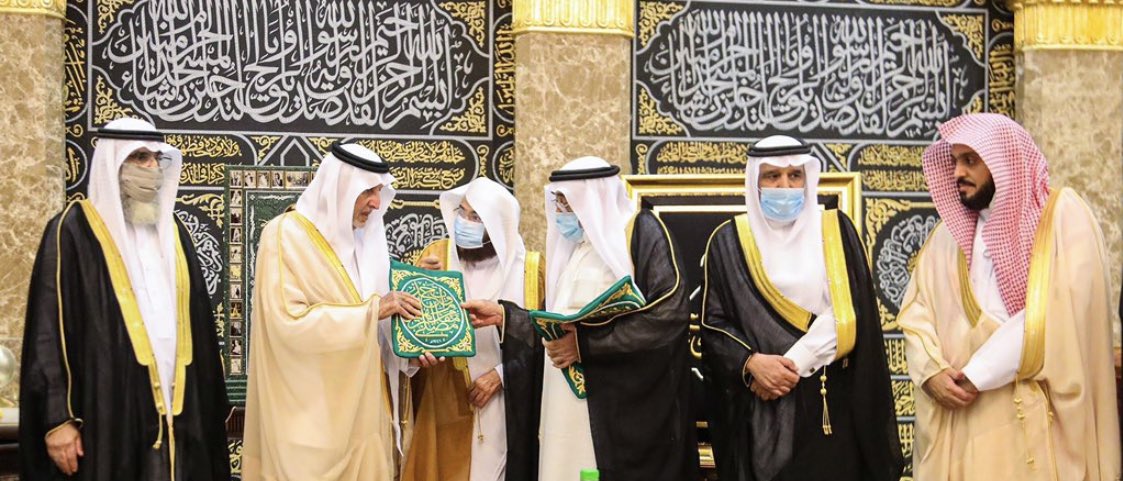 drsudais's tweet photo. نيابة عن خادم الحرمين الشريفين؛ سمو أمير منطقة مكة المكرمة يسلم الكسوة لكبير سدنة الكعبة المشرفة. https://t.co/CGH8FJar0q