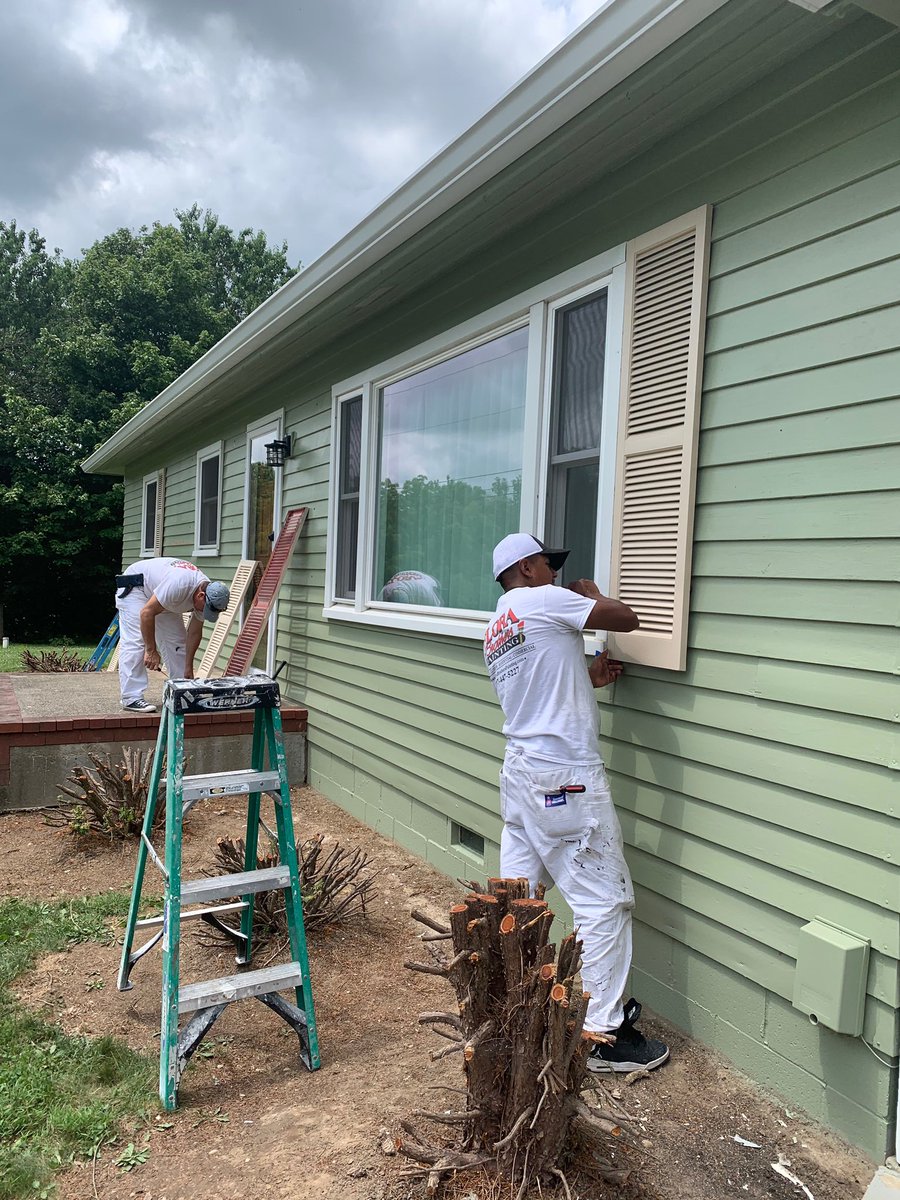 Florabropaint's tweet photo. #TeamFBP is wrapping up this #exteriorpainting project in #avonindiana! Looking good guys!
#IndysBest #IndysBestPainter #CustomHomePainting #CustomHomes #FloraBrothersPainting #IndianapolisIndiana #shoplocal #local #smallbusiness #paintthetown #Quality #ppg #ppgpaint #ppgproud https://t.co/KNkEVyDxyM