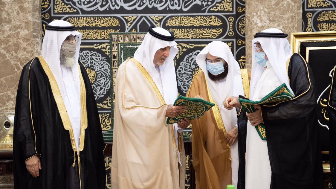 drsudais's tweet photo. نيابة عن خادم الحرمين الشريفين؛ سمو أمير منطقة مكة المكرمة يسلم الكسوة لكبير سدنة الكعبة المشرفة. https://t.co/CGH8FJar0q