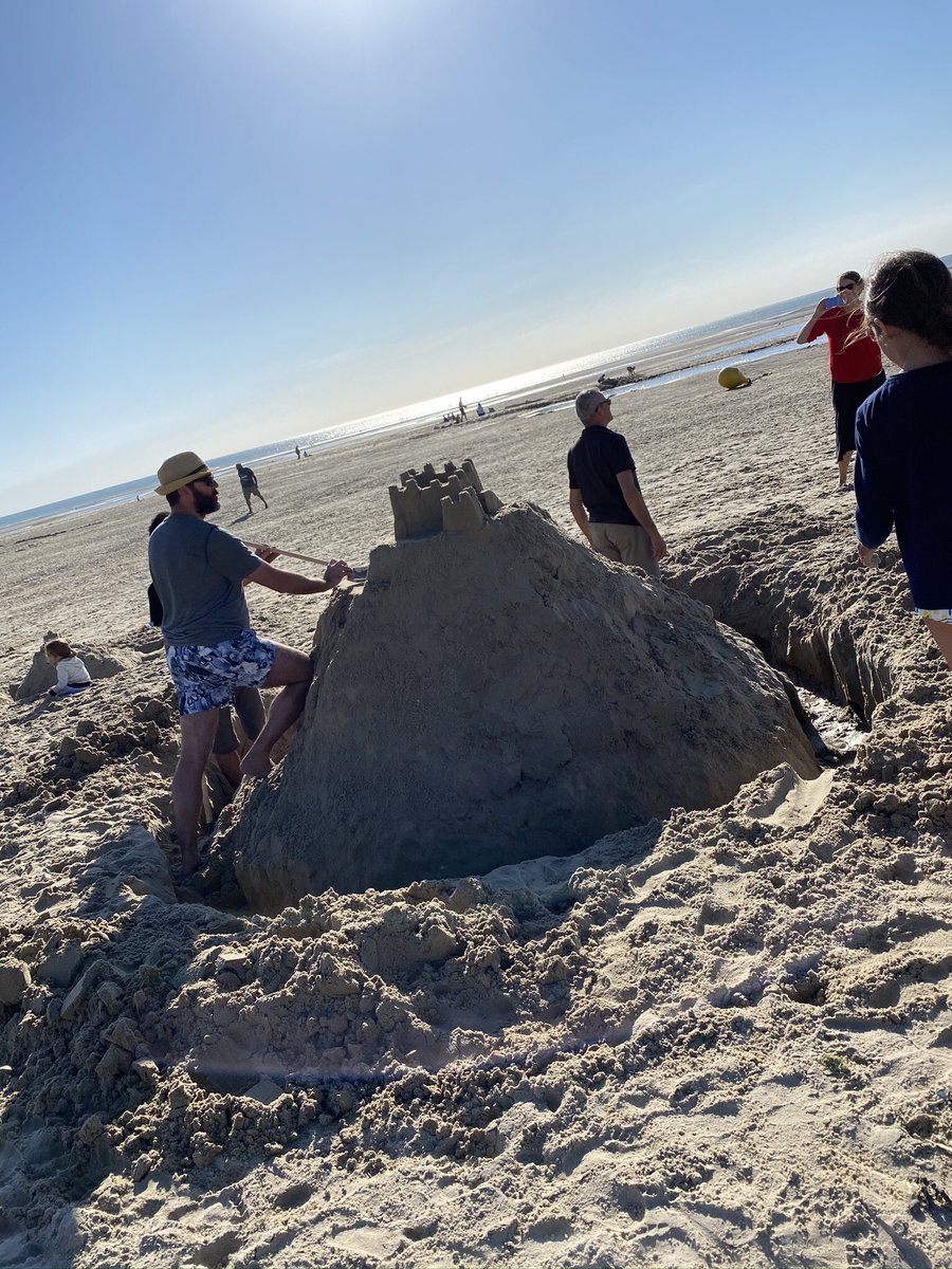 Totankama's tweet photo. @AmelBencivenni En vrai c’est l’enfer pour que ça tienne.  Surtout sur cette taille. On a tassé le tas de sable au fur et à mesure et creusé assez profond pour avoir du sable mouillé... on a quand même mangé quelques séismes :) https://t.co/mTI2zMA08x