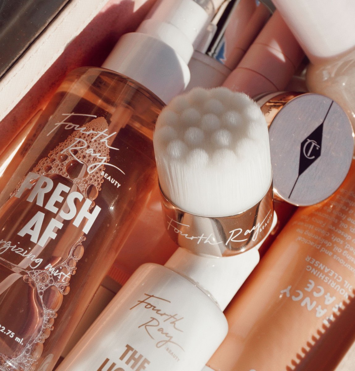 FourthRayBeauty's tweet image. 🚨SKINCARE #GIVEAWAY🚨

Win a Fourth Ray Beauty gift card of $100 + our BRAND NEW Skincare Brush! Check out our IG for another chance to enter! Giveaway ends in 24 hours 🚨

To Enter:
🚨RT &amp;amp; LIKE
🚨follow @FourthRayBeauty 

📸mandylikes_