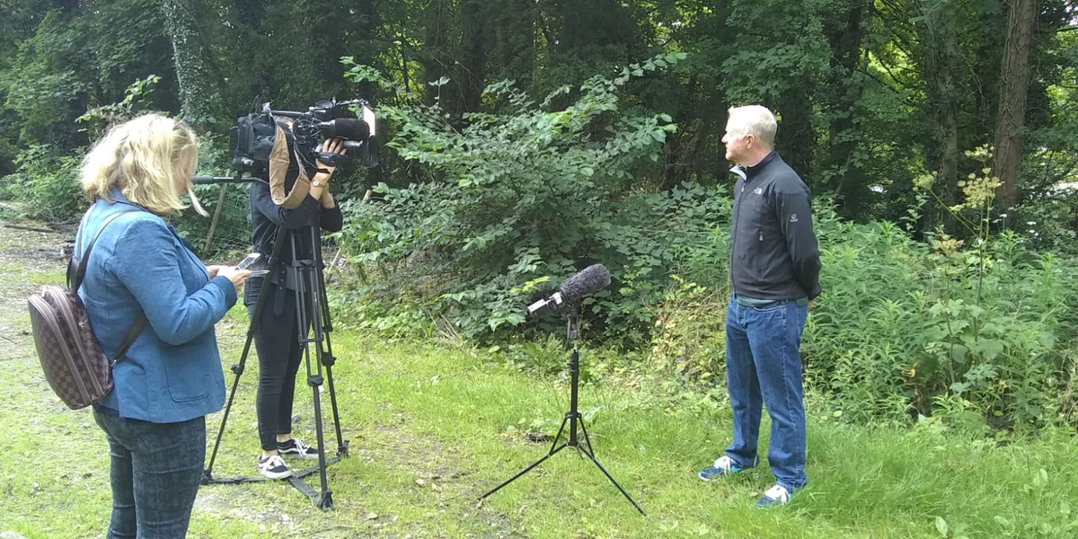 @MEMRAP1 was outdoors, pretending that Rowsley was a station again today.  Hard to see at the moment.  But thank you <a href="/bbcemt/">BBC East Midlands</a> for coming to check out our progress. #GetPeaksandDalesRailwayDone