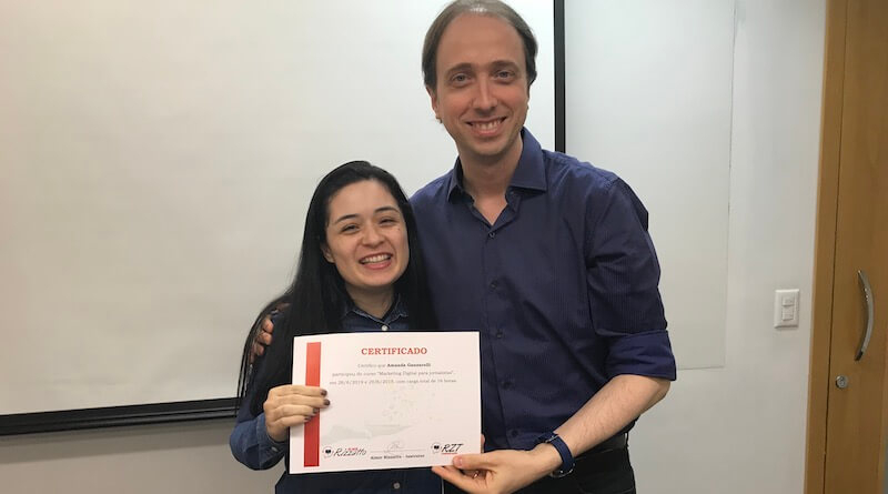 DigitalistaOfic's tweet photo. Após curso, Amanda retoma faculdade, conquista estágio e agora vê oportunidades brotarem. 👏👩🎓
🔝 Conheça esta história incrível da aluna da Escola Digitalista: https://t.co/TpWCuzwv2Y
#jornalista #jornalistas #jornalismo #EscolaDigitalista #Digitalista #SouDigitalista https://t.co/m7pSEEz0Jp