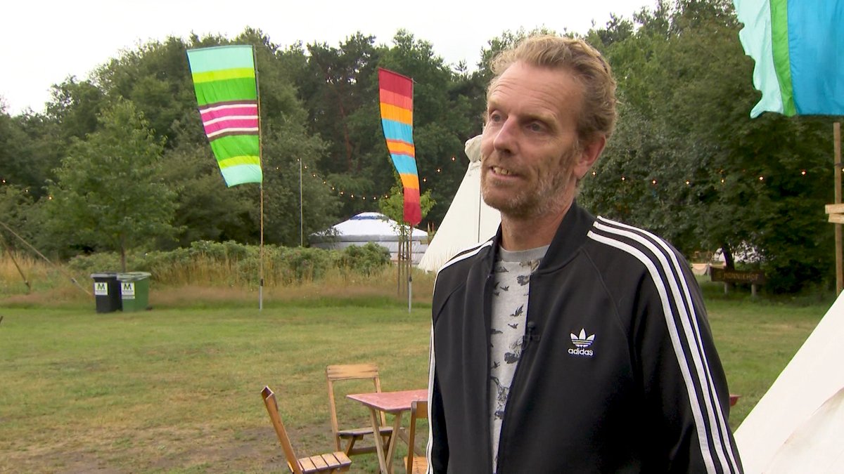 Diederik runt een festivalcamping zonder festival gld.nl/dE3Y