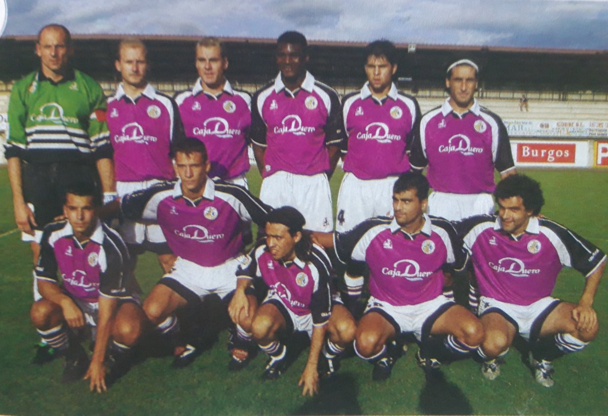 FutbolCarroza's tweet photo. ▶️ El Salamanca en el verano de 2001.

👥 Con Stelea, Makukula, Pepe Domingo, Mario Rosas y Raúl Gañán, entre otros.

🧾 El conjunto charro, dirigido por 'Balta', quedó en mitad de la tabla en 2ª División. Makukula marcó 20 goles. https://t.co/T1bZhgAakb