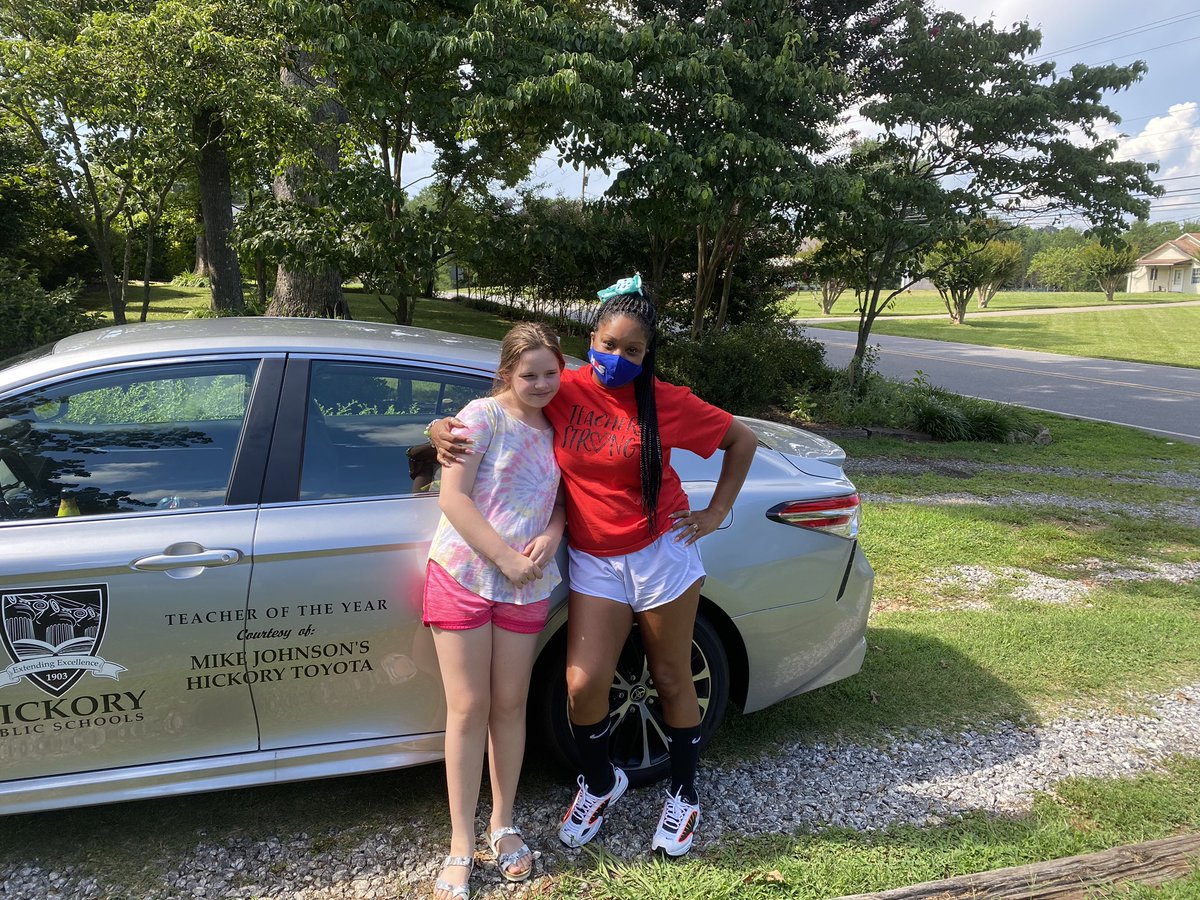 AnyeaGibson's tweet photo. More from the “Because of You” Tour! My babies are taller than me now. They have grown so much since March!! 😭😭
PS-Don’t judge the Bow......it was JoJo Siwa day at the studio LOL
#hpstoy #hpstoy #boytour #missingmystudents #whyareyousotall https://t.co/tlkolUxntq