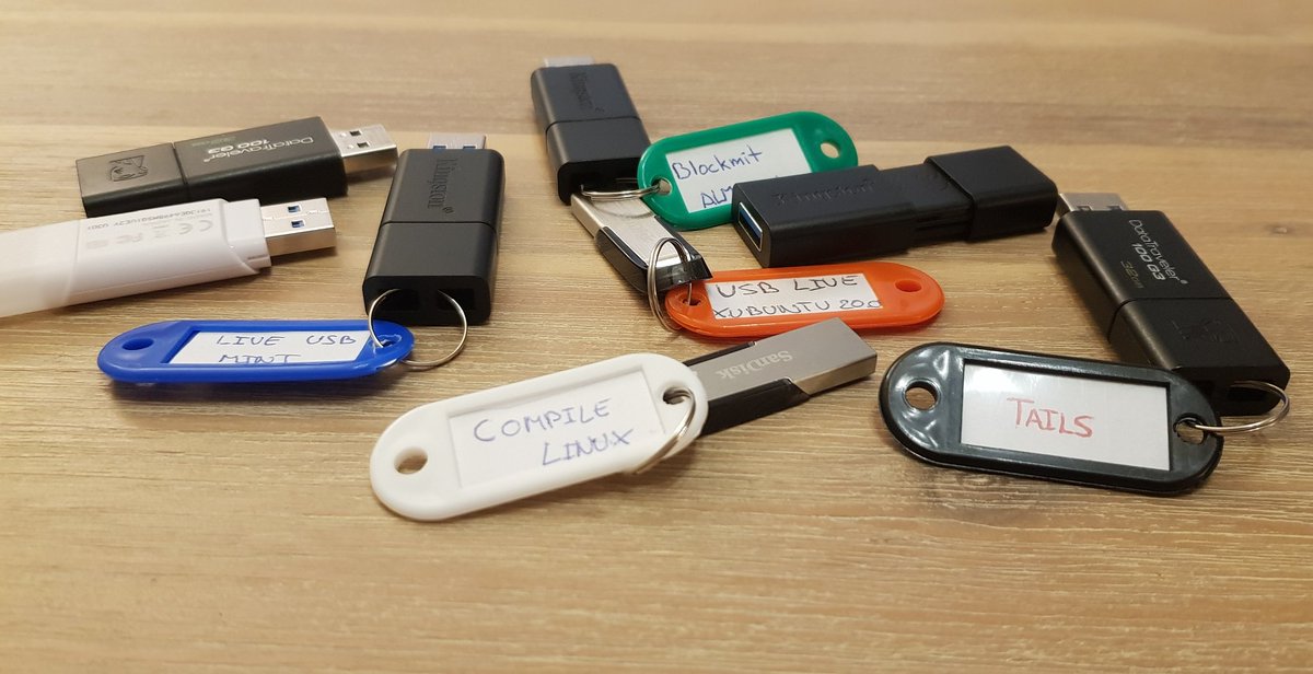 blockmit_com's tweet photo. Creo que tengo un problema de diogenes por aquí, pero son tan útiles!!! 😅 #linux #frikeo #usb #pendrive #linuxlive https://t.co/rSPAEdvmKF