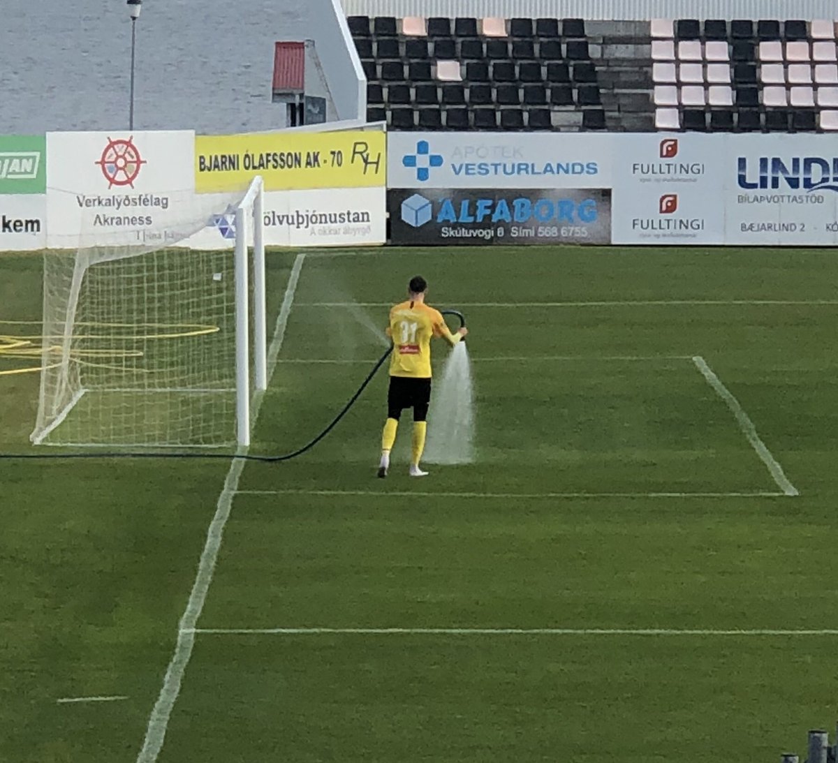 „Back to work” sagði <a href="/trideset_jedan/">Dino Hodzic</a> eftir að hafa varið fjórða vítið í röð. Geggjaður náungi 👌#KáriNation