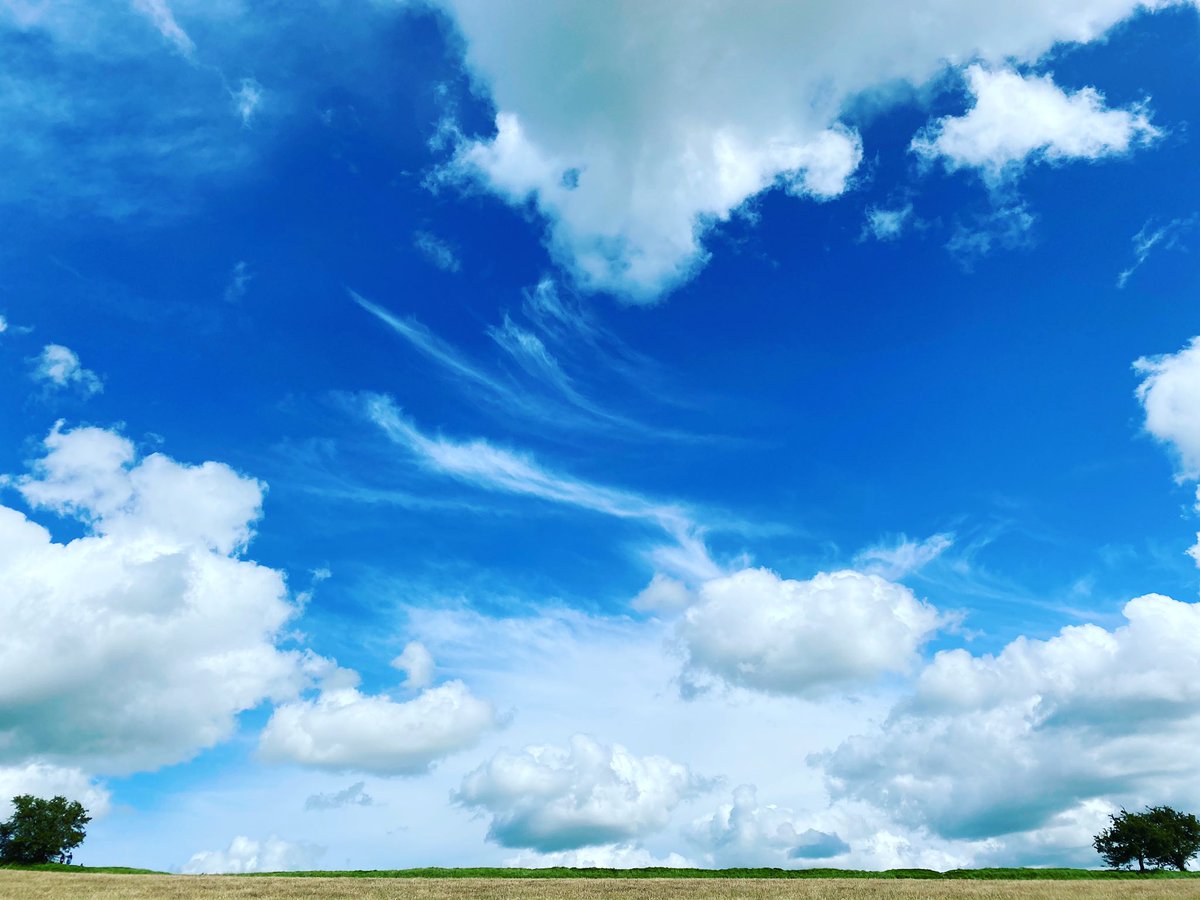 VOID_Comm's tweet photo. Cloud watching on the Hill of Tara. The inauguration and seat of the Ancient High Kings of Ireland. #hilloftara #highkingsofireland 🇮🇪☘️ https://t.co/aRRMMmVQeH