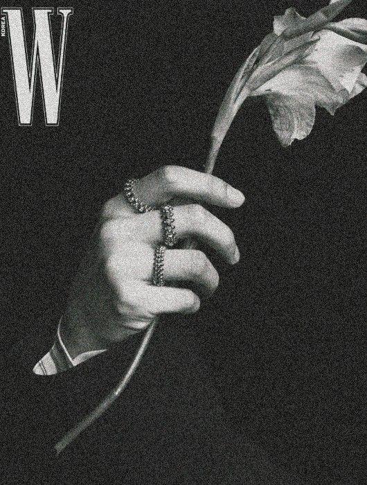 bestof100hyun's tweet photo. baekhyun the real definition of art 🖤 https://t.co/dyRgFf1Van