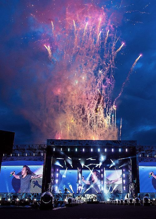 heaygeorgia's tweet photo. not to be dramatic but the amount of power one direction hold is actually insane  #10YearsOfOneDirection https://t.co/OK2hx2BE6v