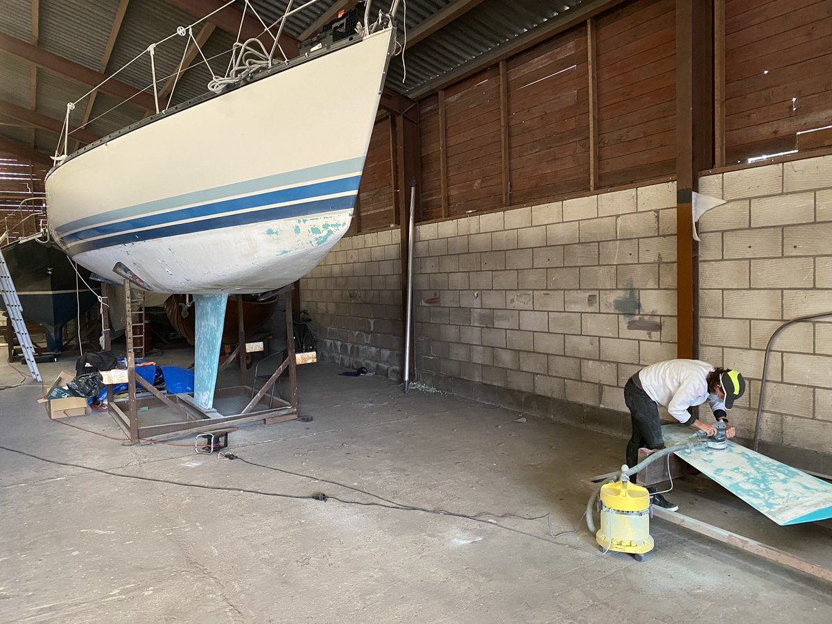 HarmannusTimmer's tweet photo. Vanmiddag ff lekker gewerkt aan ons schip. Over een maand eindelijk weer te water na dan exact 22 maanden op de kant te hebben gestaan. En dan heerlijk drie weken #coronaproof naar zee! #xyacht #zeilen #x102 https://t.co/lOsa7iSA4B