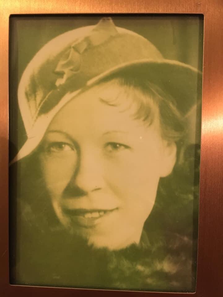 JoRoe100's tweet photo. It’s her birthday ! I didn’t know how much you could love someone until I lost her ! I’ll always try to make you proud, you may have to look away at times 🤦🏻‍♀️ I love you so much ❤️ https://t.co/MGOzPskTWB