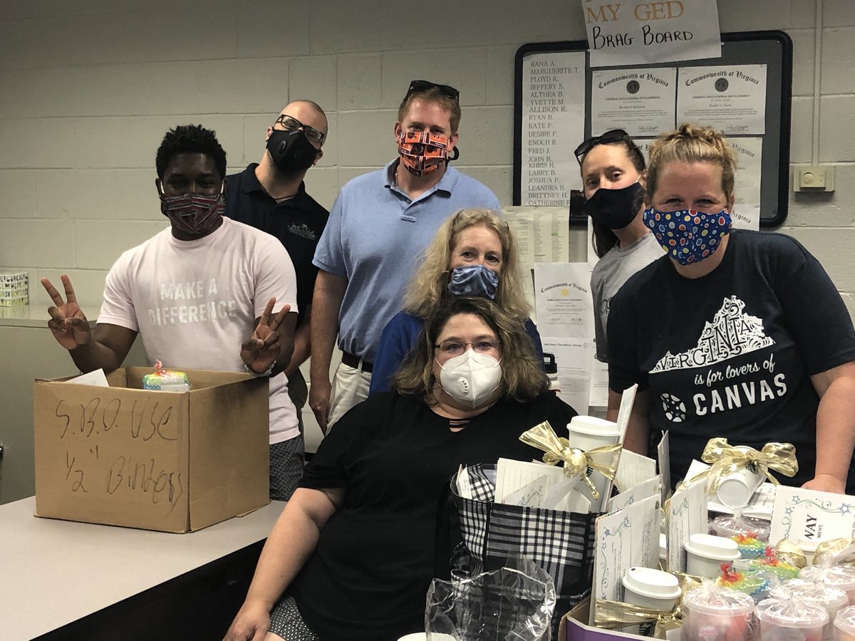 JessicaDHarless's tweet photo. High School Summer Academy staff working hard to finish strong! #ycsd ⁦@KristinWoodVHS⁩ https://t.co/Ba0thdkBi0