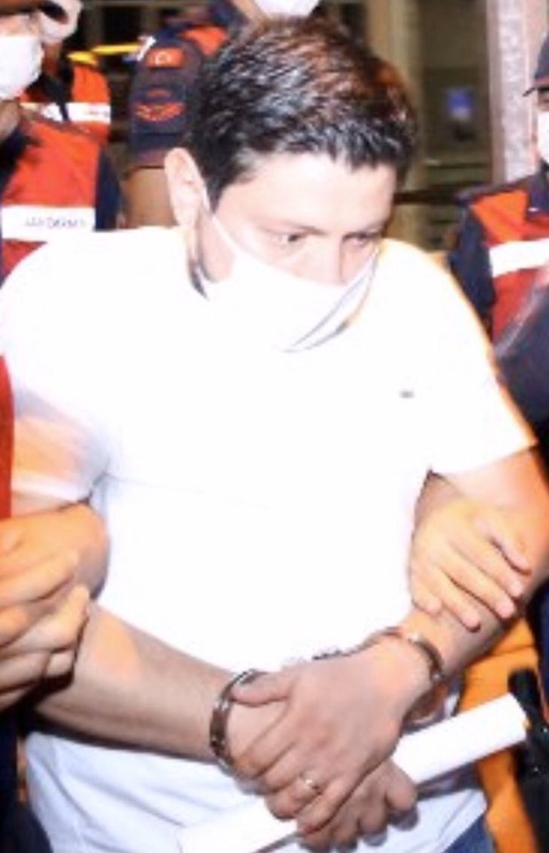 Devletin kolluk kuvvetlerinin iki farklı tavrı:
Kadın Cinayetlerini protesto eden bir kadına ve Pınar Gültekin'in katili Cemal Metin Avcı’ya reva görülen muamele durumu gayet iyi açıklıyor.
Kadın Cinayetleri Politiktir!