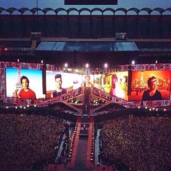 ot5sunflower's tweet photo. We became directioners when we were teenagers and here we are w our 20y/o asses acting like 12 again #10YearsOfOneDirection https://t.co/3LTYrF1UV8