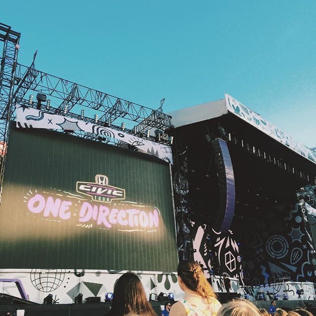 ot5sunflower's tweet photo. We became directioners when we were teenagers and here we are w our 20y/o asses acting like 12 again #10YearsOfOneDirection https://t.co/3LTYrF1UV8