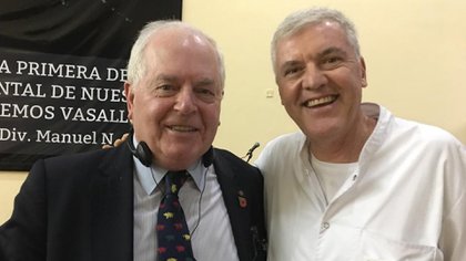 Dr. Alejandro Steverlynck along with British military doctor James Ryan during a course in Argentina.
