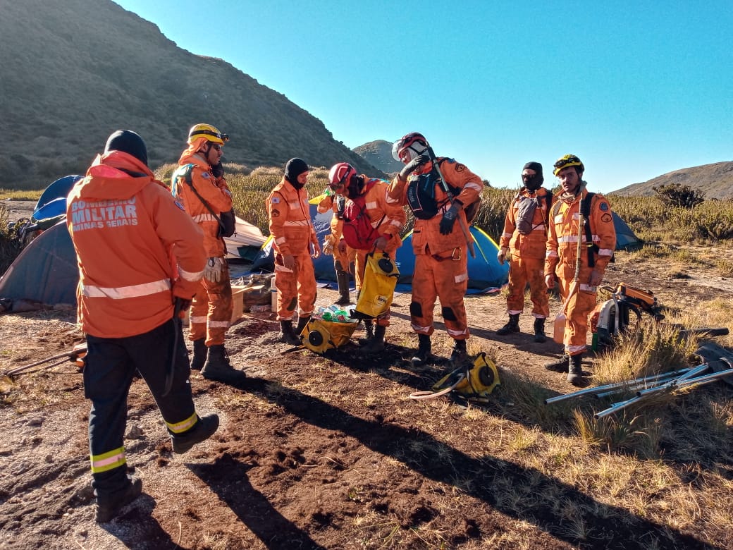 RomeuZema's tweet photo. Meu agradecimento aos @Bombeiros_MG , que trabalharam arduamente e acamparam no frio de -3° C, para acabar com as chamas na Serra da Mantiqueira. Sinto muito orgulho dos nossos guerreiros que lutaram com foco e dedicação para combater esse incêndio e preservar o meio ambiente. https://t.co/l6cBBNFXQ1