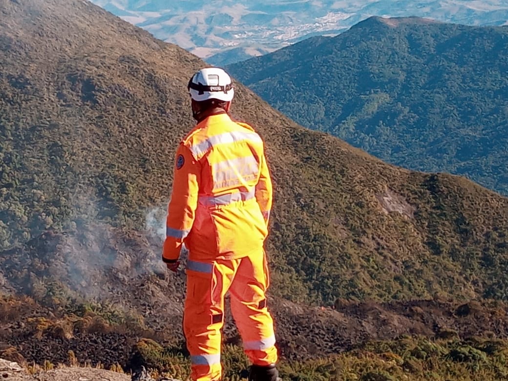 RomeuZema's tweet photo. Meu agradecimento aos @Bombeiros_MG , que trabalharam arduamente e acamparam no frio de -3° C, para acabar com as chamas na Serra da Mantiqueira. Sinto muito orgulho dos nossos guerreiros que lutaram com foco e dedicação para combater esse incêndio e preservar o meio ambiente. https://t.co/l6cBBNFXQ1