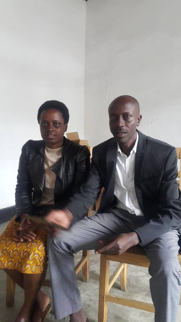 DimitrieSissi's tweet photo. 2/2 : Nyuma y’iryo tangazo no gushakisha, inshuti n’abavandimwe na social media, Grace afashwa gushakisha amakuru.  Bigenda gutya :  uyu mu Papa ati rwose Uwo ni Umukobwa wa Mushiki wanjye ndetse tujya no gusa💜😓 Uyu mu papa ni Inkotanyi we yari ku rugamba iwabo bicwa https://t.co/GAUkMndafb