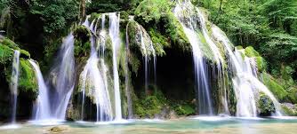 FlyttAgency's tweet photo. #JeudiPhoto : Les #Cascades de Tuf se situent dans le #Jura, au cœur de la #région des #Lacs. 

On peut y faire de très belles #randonnees ainsi que de magnifiques photos de ce site unique en son genre.

#CetEteJeVisiteLaFrance #EnFranceAussi #Tourisme #CascadesDeTuf #Waterfalls https://t.co/AP7VRbqNFr