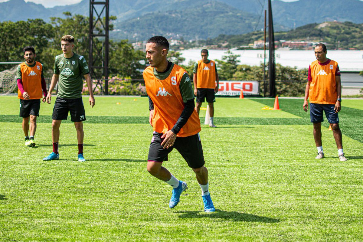 Agradecido con Dios con tantas Bendiciones! Feliz de iniciar la pretemporada y volver a entrenar con estos colores 💜🤍🙏🏽💪🏽 JM#80 ⚽️