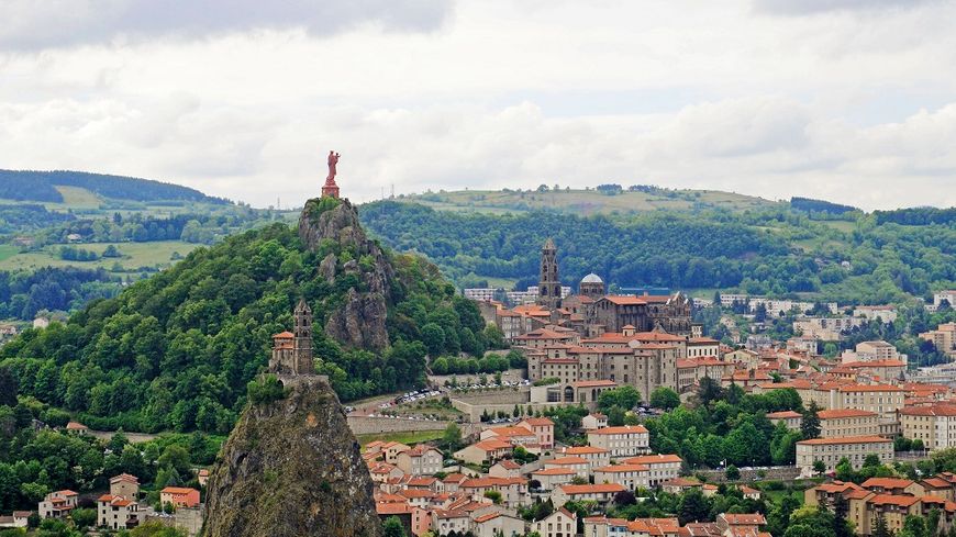 FlyttAgency's tweet photo. #JeudiPhoto : 82 m de hauteur au sommet d'un ancien #volcan, la #chapelle de Puy-en-Velay paraît inaccessible. 
On peut y grimper grâce à un escalier de 265 marches. On ne peut que s'émerveiller devant une vue à couper le souffle.

#CetEteJeVisiteLaFrance #EnFranceAussi #Tourisme https://t.co/35SixvdC8n