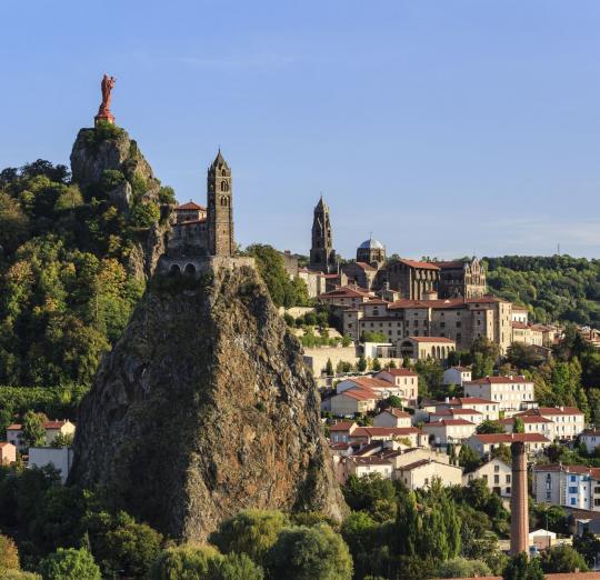 FlyttAgency's tweet photo. #JeudiPhoto : 82 m de hauteur au sommet d'un ancien #volcan, la #chapelle de Puy-en-Velay paraît inaccessible. 
On peut y grimper grâce à un escalier de 265 marches. On ne peut que s'émerveiller devant une vue à couper le souffle.

#CetEteJeVisiteLaFrance #EnFranceAussi #Tourisme https://t.co/35SixvdC8n