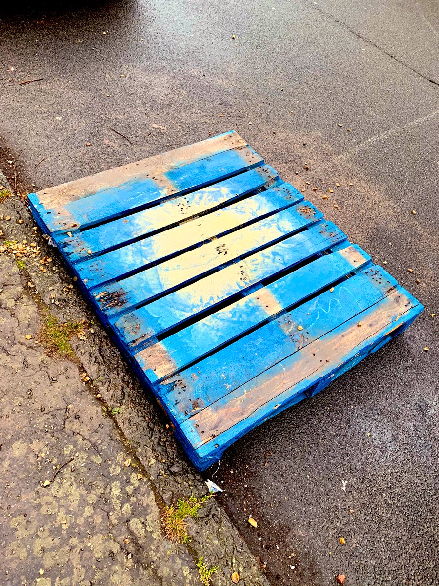 zackmoir's tweet photo. After getting a delivery of materials for the garden, I’m now the proud new owner of a ‘widden pallet’! I may have said ‘widden pallets’ too many times today and now my family are bored of it. Still, decent ‘widden pallet’. #WiddenPallets #Burnistoun https://t.co/rvZKBuqbL3