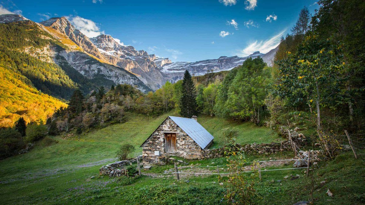 FlyttAgency's tweet photo. #JeudiPhoto : Cap au #cirque de #Gavarnie (Hautes-Pyrénes)

Cette muraille d'environ 1570 m de hauteur plaira sans aucun doute aux #amoureux de la #nature !
Une merveille de la nature, inscrite au Patrimoine Mondial de l'#Unesco.

#CetEteJeVisiteLaFrance #EnFranceAussi #Tourisme https://t.co/zdJHDUr4JK