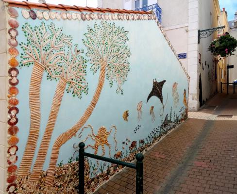 FlyttAgency's tweet photo. #JeudiPhoto : Le quartier de l'#IlePenotte est l'un des lieux incontournables des #Sables-d'Olonne. Véritable #musée à ciel ouvert, les #fresques de #coquillage attisent toujours la curiosité des amateurs d'#art et des #touristes.

#CetEteJeVisiteLaFrance #EnFranceAussi #Tourisme https://t.co/t7Y1Hm80ER