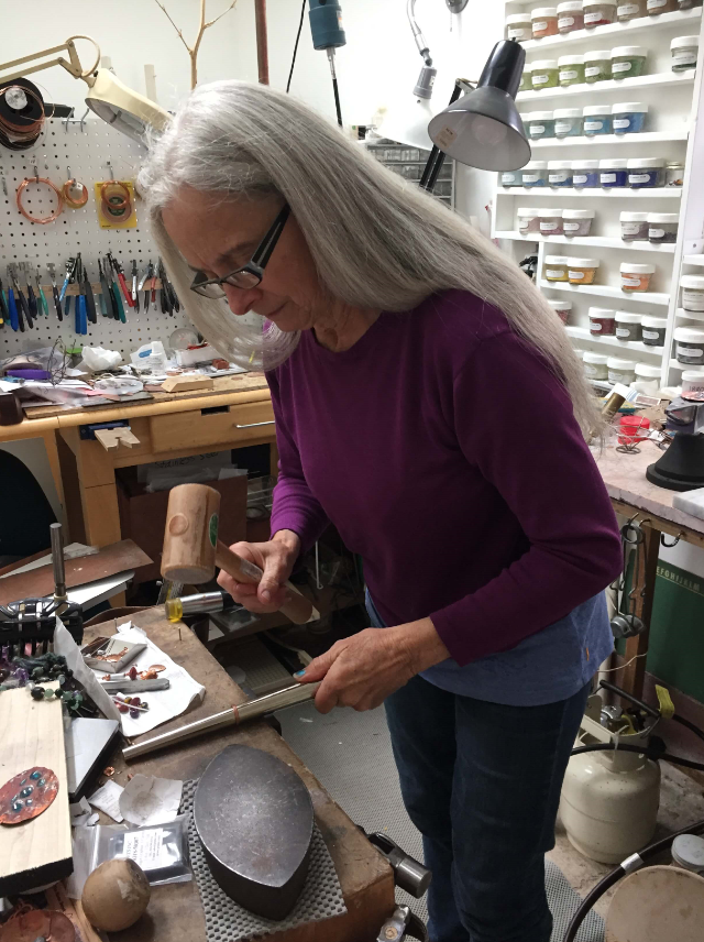 goimagine_life's tweet image. It is always inspiring to see #makersmaking. This is Shirley, the woman behind Wild Gatherings. Her shop is full of beautiful pieces of wearable art. Read about her journey into a handmade world here: soo.nr/AYD6 #makerlife #goimagine #handmadeforgood #caringeconomy