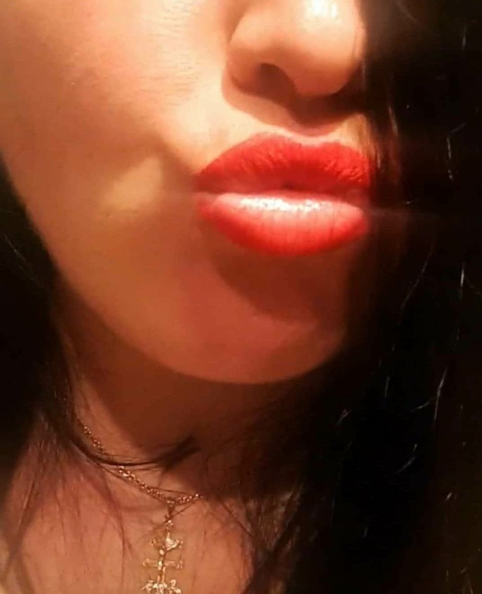 desireelucia's tweet photo. Dime, quién va a salvarte a ti tus besos,
Cuando calada hasta los huesos,
No te dé abrigo mi canción.
🤍💫 #TryToSaveYourSong @AlejandroSanz #BonaNit 💋 https://t.co/EVW1Th5Nqs