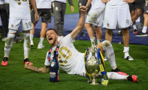 BBCSport's tweet photo. It's a night to remember for Leeds United.

Championship champions 2019-20. 🏆 

👉 https://t.co/sVyOvBljgI #LUFC #bbcfootball #bbcefl https://t.co/nKBtsTT41e