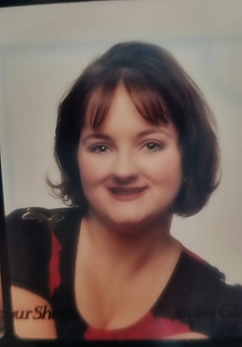 Oh wow! Look what I found in the attic! From 1998! Anyone remember #glamourshots ? I was super into short<a href="/tag/glamourshots"class="tags"><span>#glamourshots</span></a>