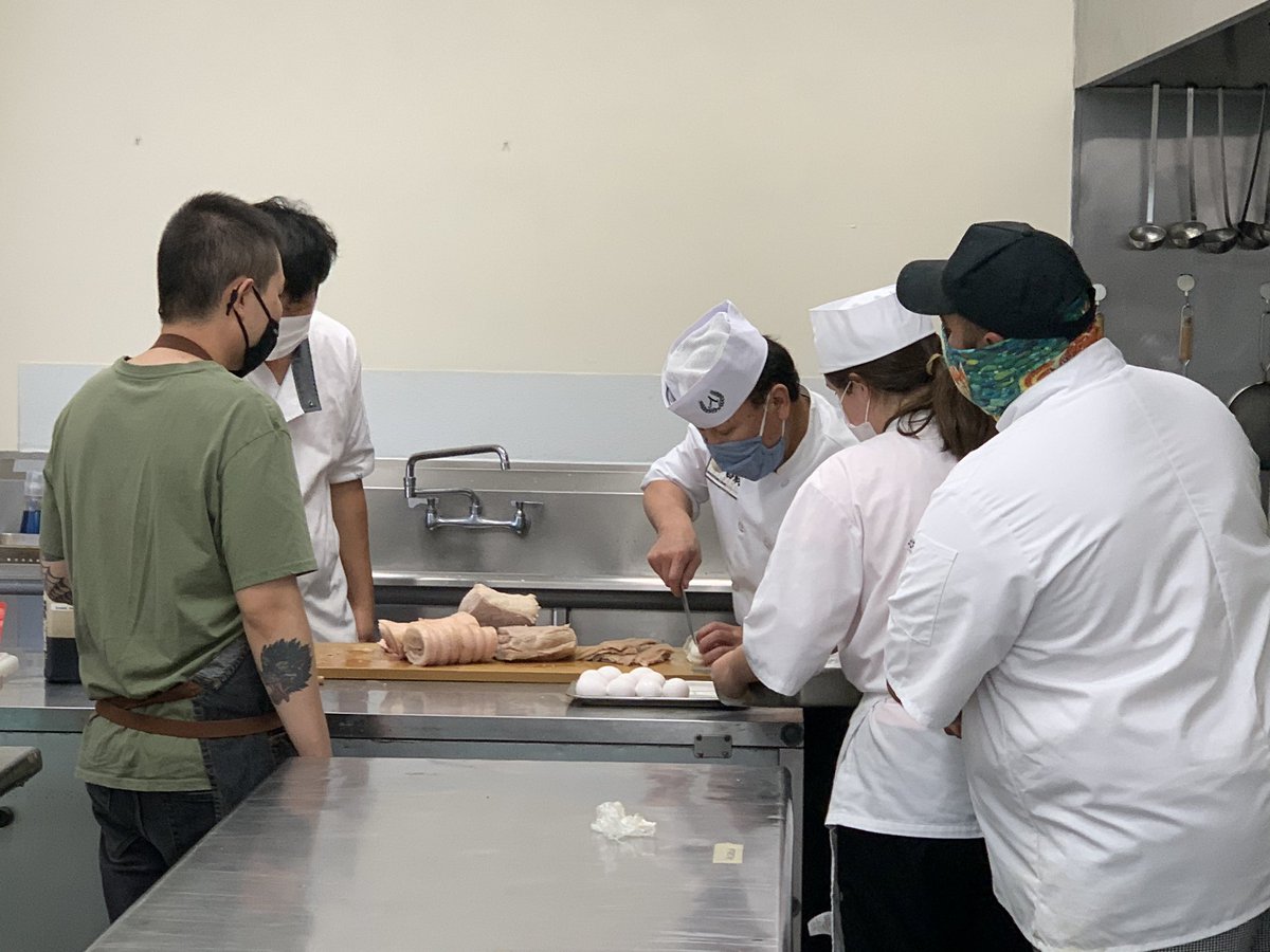 SushiChefInst's tweet photo. Ramen class by Andy now #cater #japanesefoods #tastingmenu #artofplating #japanesecuisine #sushiclub #foodismylife #weddingcatering #sushilover #seafoodsalad #lovejapanesefood #umami #culinarystudent #californiacaptures #sushishop #culinarylife #cooks #japanesefusion #hamachi https://t.co/eNS9f5jAoU