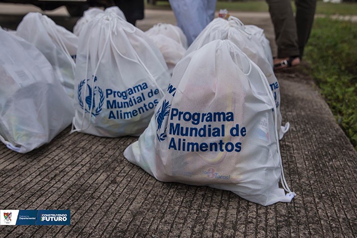 GobArauca's tweet photo. Cumpliendo con los protocolos de bioseguridad para la protección tanto de los araucanos como de los viajeros que hacen tránsito por el Departamento y que buscan retornar a su lugar de origen.
#NoBajemosLaGuardia
#TodosSomosRegión
#ProgresoConEquidad https://t.co/yTBy0PZ7T7