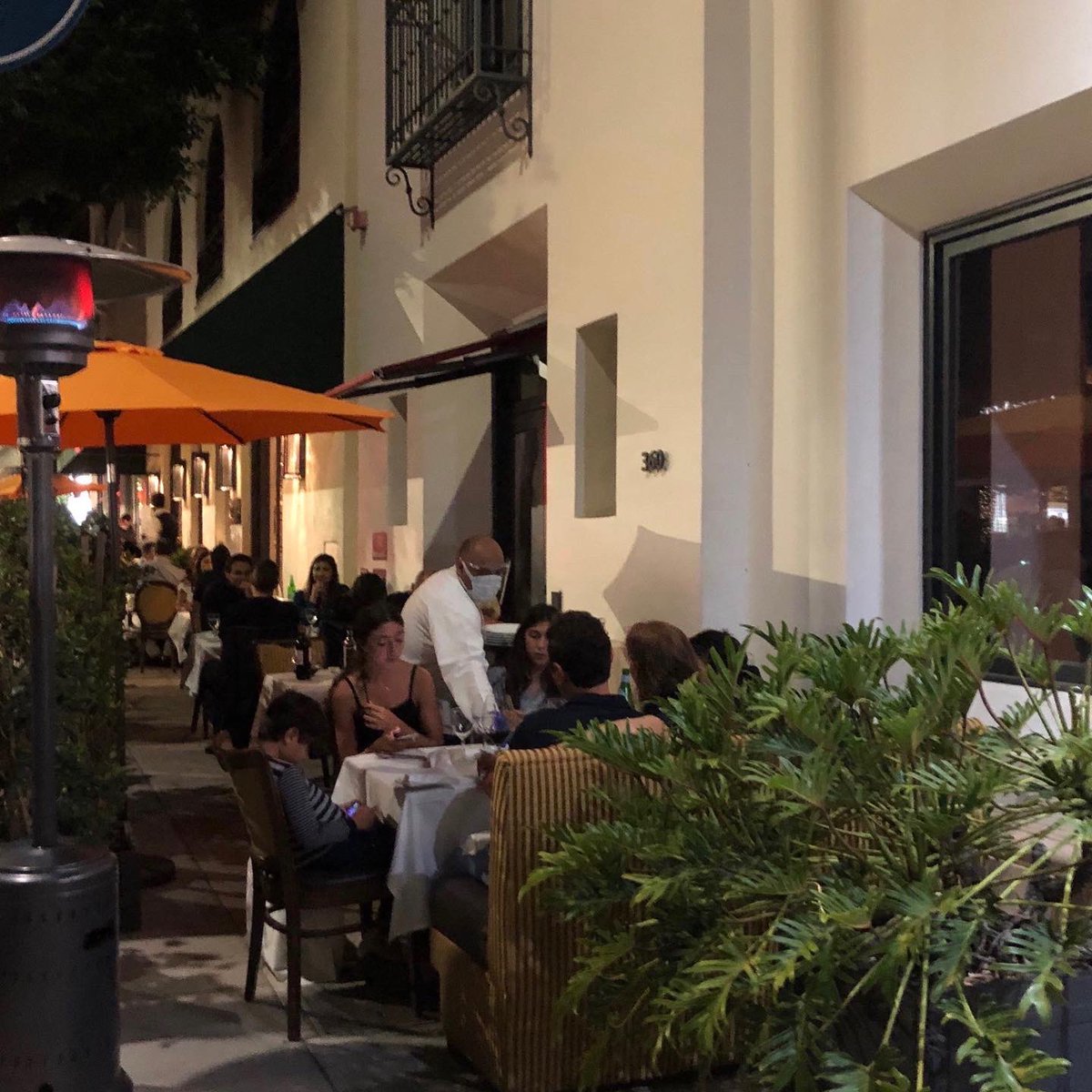 CityofBevHills's tweet photo. #OpenBH 🍽 is happening now! The City of Beverly Hills is helping businesses expand their services to adjacent outdoor areas such as parking lots and sidewalks with its #OpenBH program👏🏻 To view a list of participating restaurants, visit https://t.co/bKt4PcKwpU https://t.co/vq5LOOlcXS