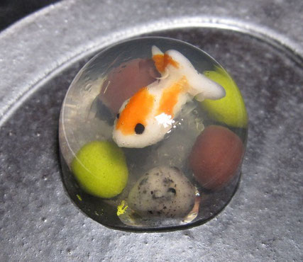 ParnTranslation's tweet photo. 金魚(คิงเกียว) ปลาทอง // สัญลักษณ์ที่เห็นแล้วรู้สึกเย็นสบายท่ามกลางอากาศในฤดูร้อนของญี่ปุ่นมีหลายอย่าง 1 ในนั้นก็คือปลาทองที่สะบัดครีบลอยละล่องในน้ำใส ปลาทองถูกพัฒนาสายพันธุ์โดยชาวจีนมาตั้งแต่ 2000 ปีก่อน เปลี่ยนจากปลาสำหรับบริโภคให้เป็นปลาสวยงามเรียกได้ว่า "งานศิลปะมีชีวิต" (1) https://t.co/7IrOk2bqzL