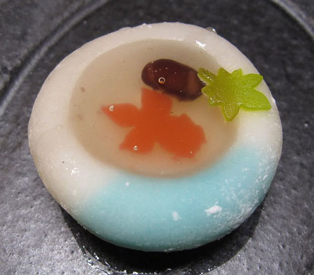 ParnTranslation's tweet photo. 金魚(คิงเกียว) ปลาทอง // สัญลักษณ์ที่เห็นแล้วรู้สึกเย็นสบายท่ามกลางอากาศในฤดูร้อนของญี่ปุ่นมีหลายอย่าง 1 ในนั้นก็คือปลาทองที่สะบัดครีบลอยละล่องในน้ำใส ปลาทองถูกพัฒนาสายพันธุ์โดยชาวจีนมาตั้งแต่ 2000 ปีก่อน เปลี่ยนจากปลาสำหรับบริโภคให้เป็นปลาสวยงามเรียกได้ว่า "งานศิลปะมีชีวิต" (1) https://t.co/7IrOk2bqzL