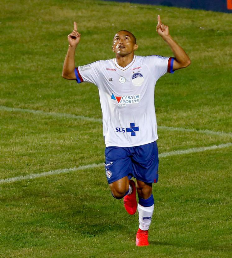 gcbellintani's tweet photo. A marca do SUS na camisa do @ECBahia é um sinal de que acreditamos nesse imenso Brasil que fica de pé e enfrenta os problemas. Nosso afeto também aos profissionais de limpeza, rodoviários, educadores, policiais, e a todos que fazem a história desse país. #JuntosVenceremos https://t.co/i5M7S59y7Q