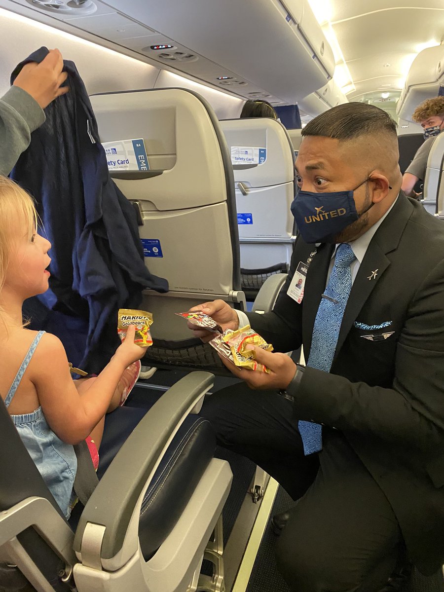 BrettTurman's tweet photo. This is why I fly @UnitedAirlines awesome flight back home made better by this guy👇🏻! https://t.co/R0L0XJGPrn
