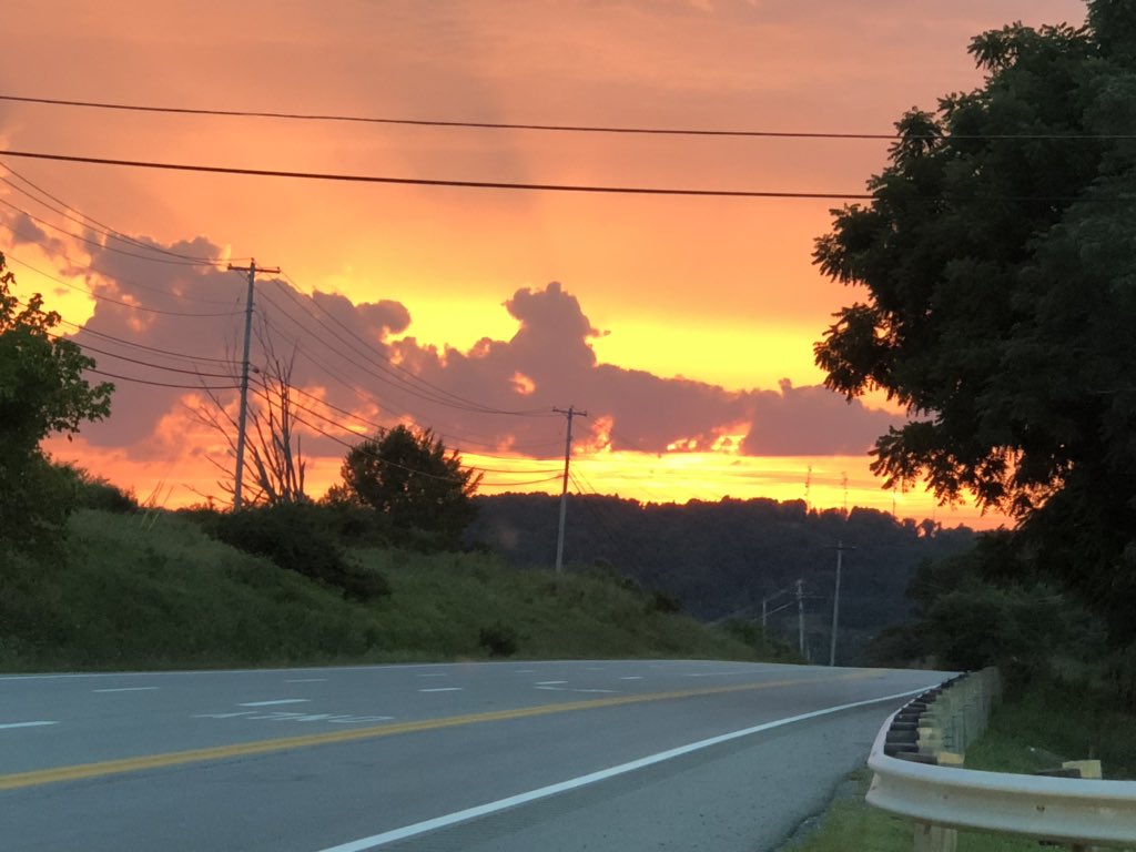 Jeff_Beatty's tweet photo. @WBOY12News Sunset over Morgantown taken near Go Mart on US119 South https://t.co/nqeJ34UXrn